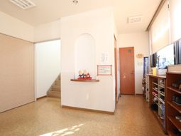 エントランスの明るい空間