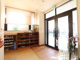 明るいエントランスの風景