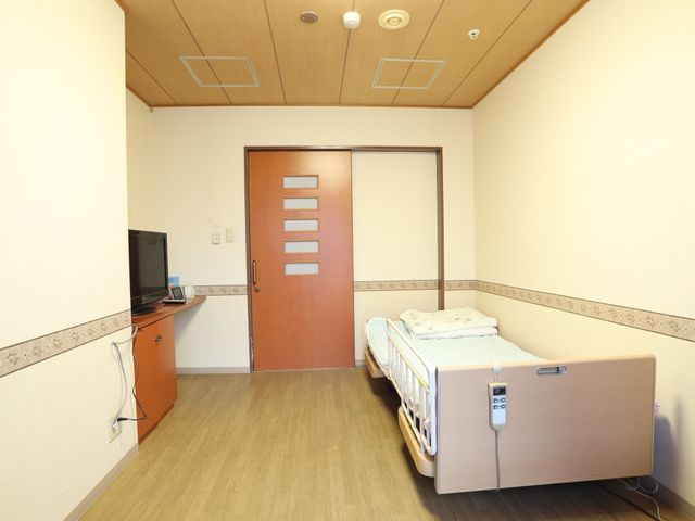 清潔な居室内部 居室 ゆとりある空間で落ち着きのある個室です。個々のニーズに合わせた快適な環境作りを目指しています。