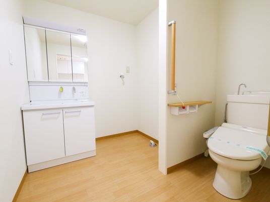 清潔なトイレと洗面台