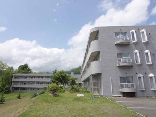 緑豊かな施設外観
