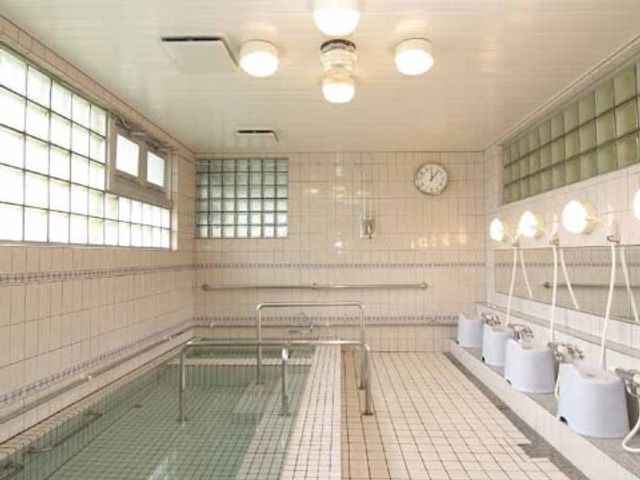 清潔な浴室 大浴室 手すりが設置された広々とした浴室です。安全に配慮した設計で、ご利用者の快適なバスタイムをサポートします。