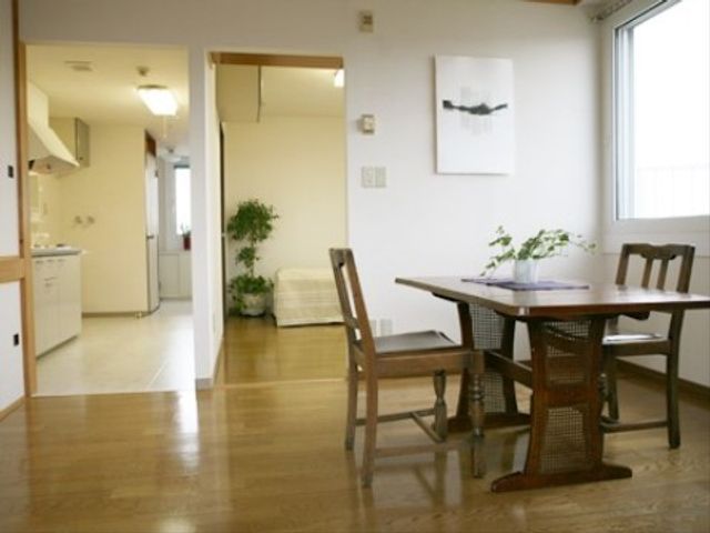 快適なダイニング空間 居室 明るくゆったりしたダイニングルームで、利用者様は毎日の食事を楽しむことができます。キッチンに隣接していて、日々の生活がしやすい設計です。