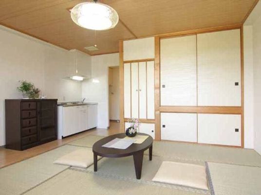 和室の明るい居室