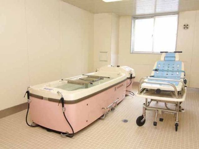 清潔な浴室設備 機械浴室 快適な入浴が支援される設備が整っており、入居者の方々のケアに配慮した設計になっています。安心してご利用いただける環境を提供しています。