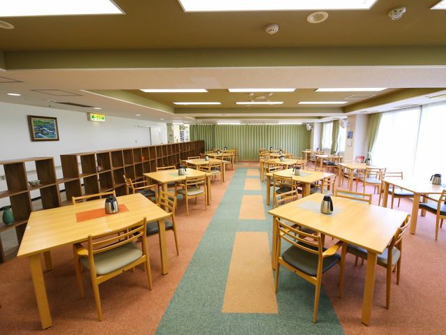 広々とした食堂の風景 食堂 明るく広い食堂はゆったりとした時間を過ごせる空間です。皆さんで一緒に食事を楽しむことができます。