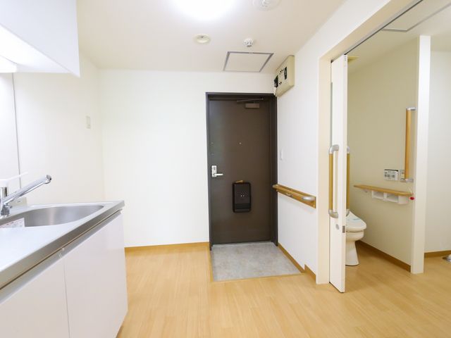 清潔感あるトイレと洗面台 居室 機能的な洗面台と手すり付きのトイレが設置され、利便性と安全性を兼ね備えた快適な空間です。