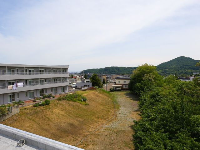 緑豊かな住宅地景色 外観 自然に囲まれた快適な環境です。周囲の緑や開放的な眺望を楽しめますので、日々の暮らしにやすらぎを感じていただけるでしょう。