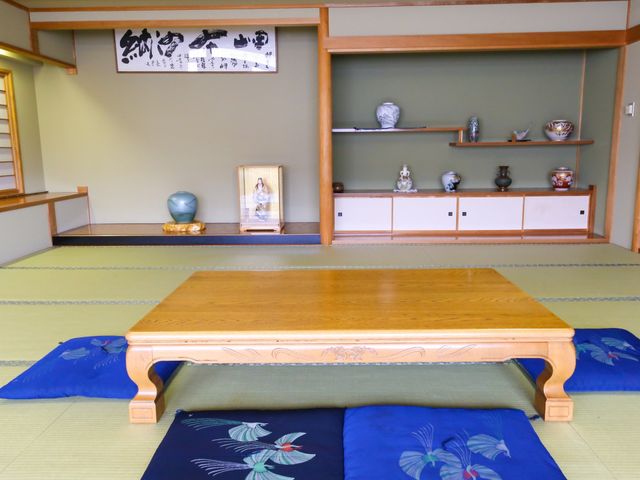清潔な和室の居室 談話室 落ち着いた雰囲気の和室で、伝統的な日本の美を感じつつ、ゆったりとした時間を過ごすことができます。