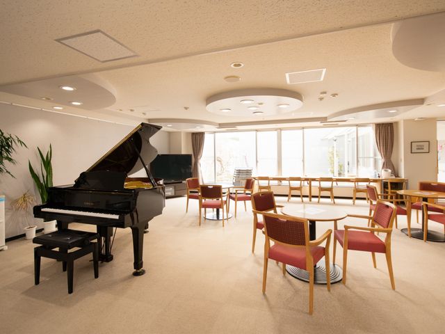 共有スペースとピアノ ロビー 広々としたラウンジではゆったりと音楽を楽しむことができ、明るく開放的な雰囲気でのびのびと過ごせます。