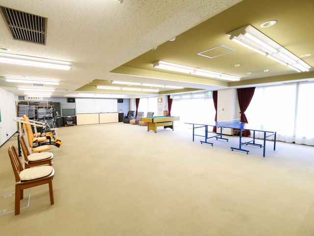広々とした機能訓練室 機能訓練コーナー 広くて明るいこのスペースは、日々の運動やリハビリに最適です。機能訓練に使う器具も整っており、快適な環境の中で働けます。