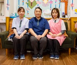 スタッフの笑顔が印象的なリビング