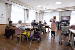 暖かい雰囲気の食堂