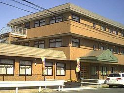 明るい外観の建物