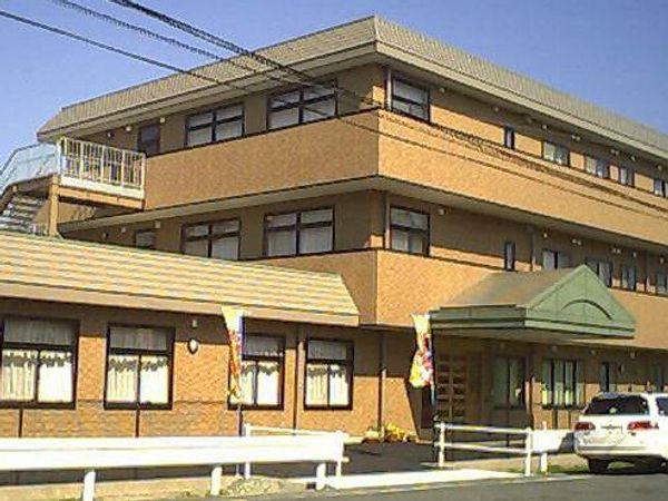 明るい外観の建物