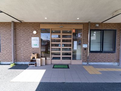 清潔なエントランスの外観