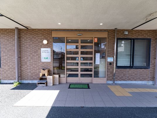 清潔なエントランスの外観