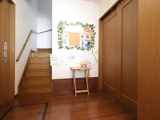 掲示物と階段の廊下
