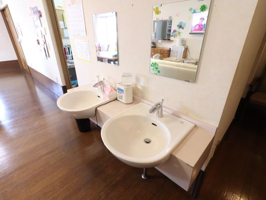洗面台あり清潔な廊下