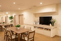明るいテーブルとテレビの部屋