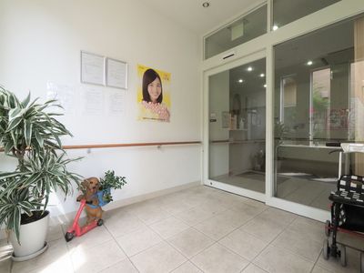 玄関と掲示物がある廊下