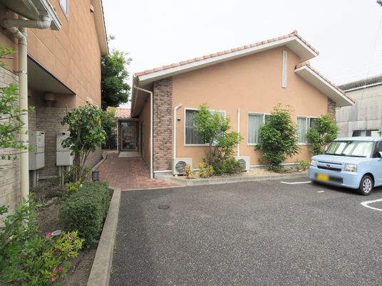 温かみのある外観の建物