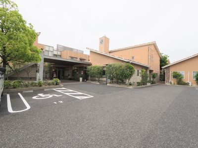 広いエントランスの施設外観