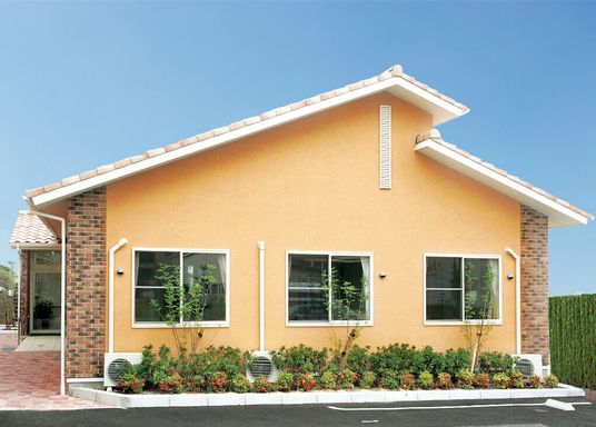 明るい建物の外観