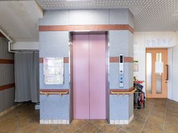 清潔なエレベーター前