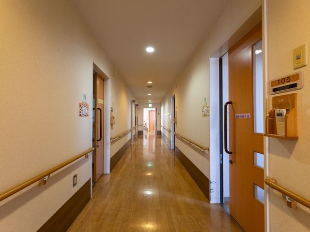 廊下の明るく清潔な風景 廊下 広々として清潔感のある廊下は、移動がしやすい環境を提供しております。手すりが設置され、安全に配慮された設計です。