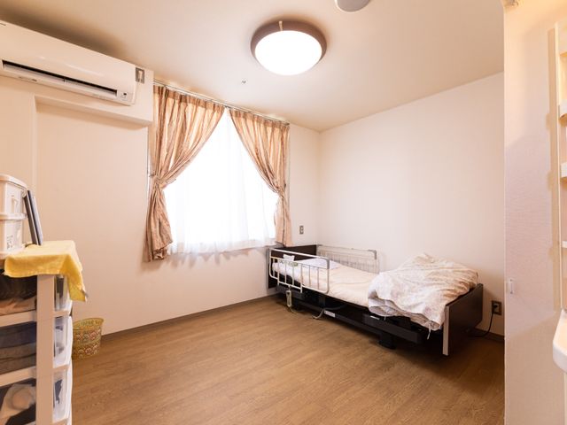 明るい個室の居室 居室 ゆとりある個室には、必要な家具が配され快適な生活空間を提供しています。窓からは自然光が差し込み、温かみのある雰囲気です。