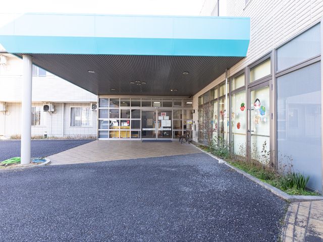 エントランス外観 エントランス 明るいエントランスが迎えてくれる施設で、働く環境は清潔感に満ちています。窓ガラスには季節の装飾が施され、訪れる人に温かい印象を与えます。