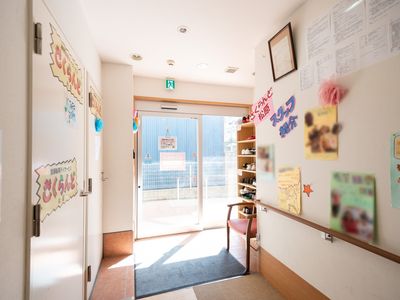 明るいエントランスと掲示物