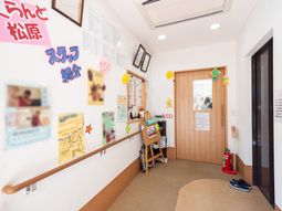 廊下と掲示物の壁面