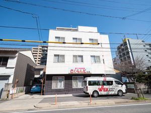 白い建物の外観