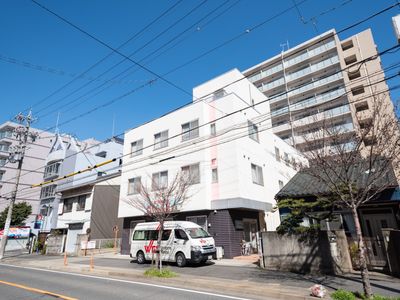 都会的な外観の建物