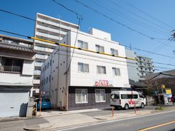 白い建物の外観