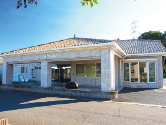 明るい施設の外観