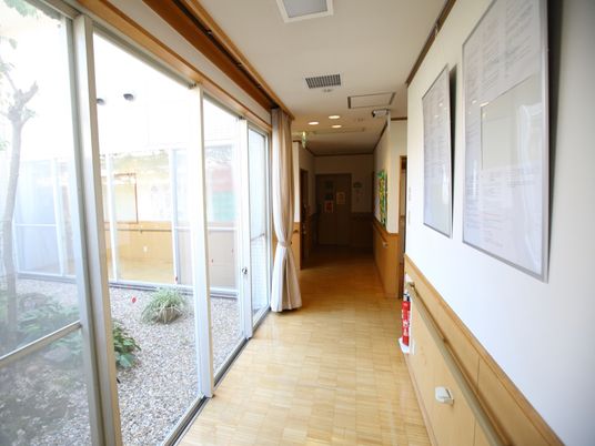 明るい廊下と中庭の景色