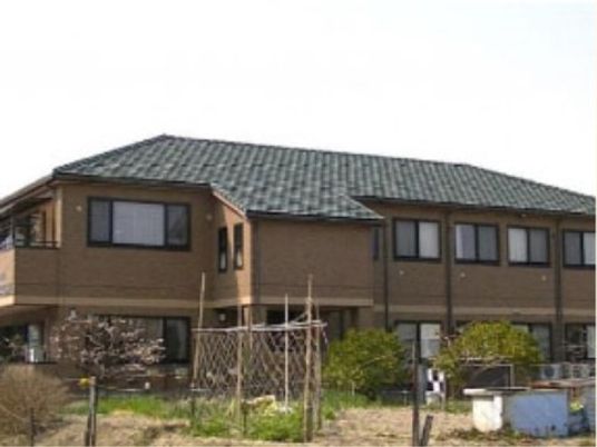 茶色い外壁の建物