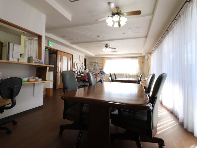 明るいスタッフルーム