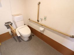 バリアフリー設計のトイレ