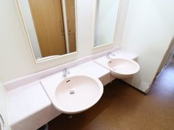 清潔な洗面台と鏡