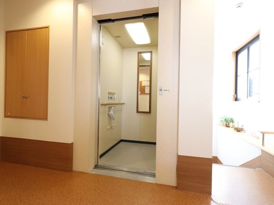 明るい廊下と居室の入口