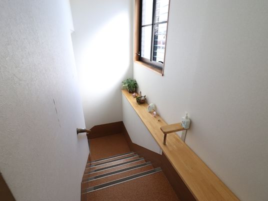 階段と手すりの安全な通路