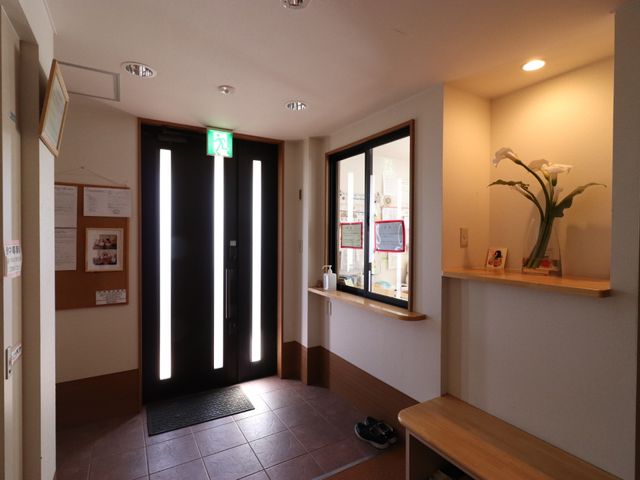 エントランスの明るい風景