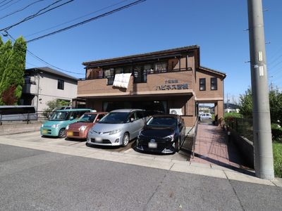 茶色い建物の外観
