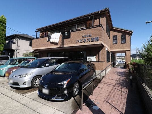 施設前の駐車場と外観