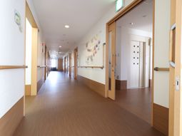 明るい廊下の風景