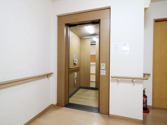明るい廊下と開いた扉